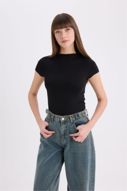 تيشيرت نص كم سليم عادي برقبة عالية