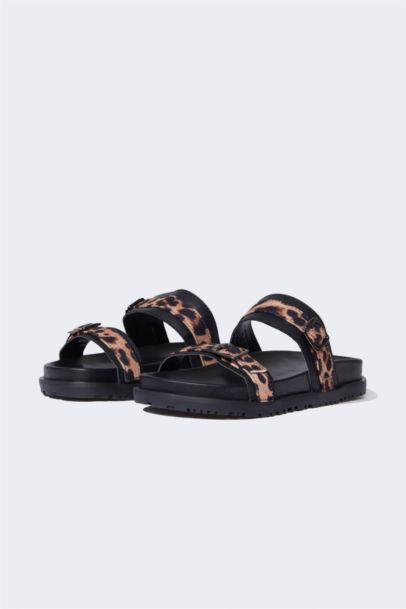 شبشب جلد صناعي بكعب مسطح بشريط مفرد