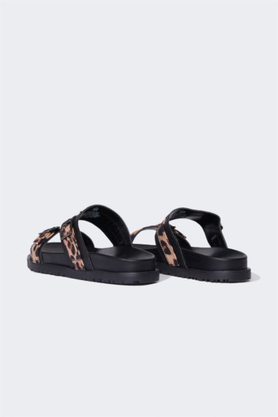 شبشب جلد صناعي بكعب مسطح بشريط مفرد