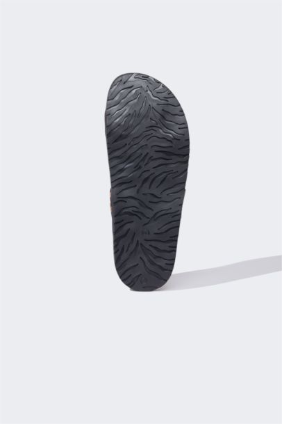 شبشب جلد صناعي بكعب مسطح بشريط مفرد