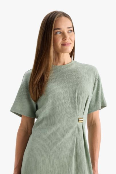 فستان قصير منسوج قصة عادية بياخة مستديرة