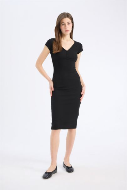 Robe midi moulante côtelée à manches courtes et col en V