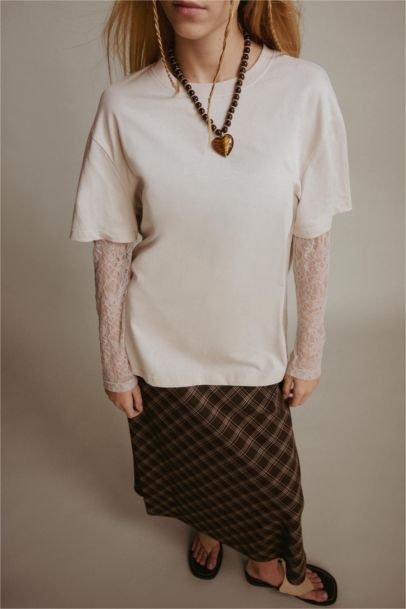 تيشيرت كم طويل اوفر سايز وتطريز دانتيل على الرقبة