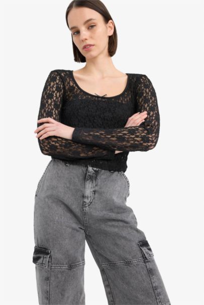 Round Neck Fitted Lace Long Sleeve Blouse