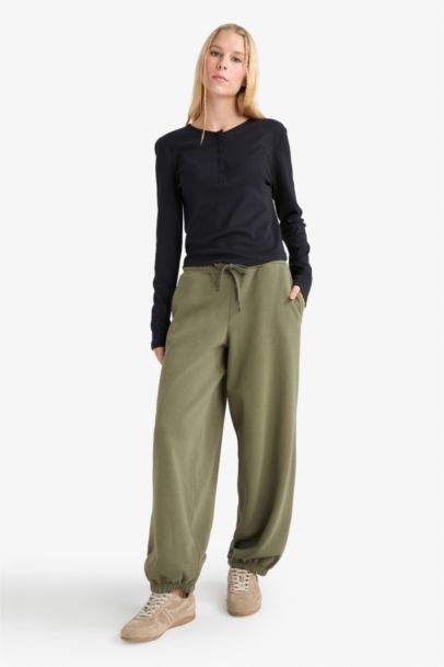 تيشيرت ضيق بأزرار وأكمام طويلة