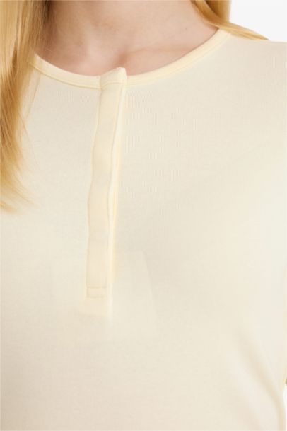 تيشيرت مضلع سليم فيت كم طويل بأزرار