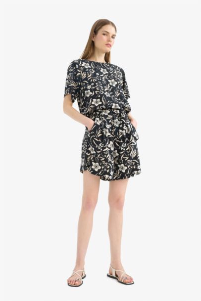 شورت قصير بخصر مطاطي