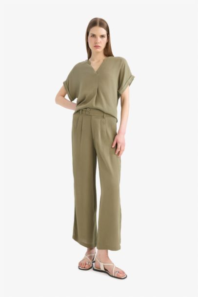 Pantalon droit en tissu froissé à taille élastique et poches