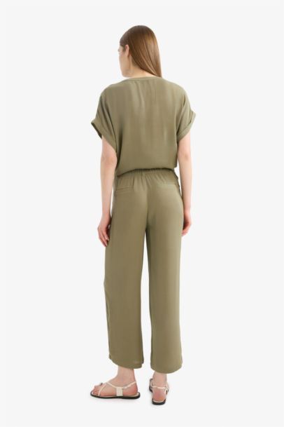 Pantalon droit en tissu froissé à taille élastique et poches