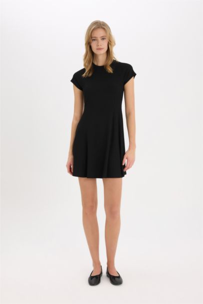 فستان قصير سليم نص كم مضلع برقبة مستديرة