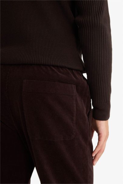 بنطرون قطيفة قصة مريحة ورجل عادية