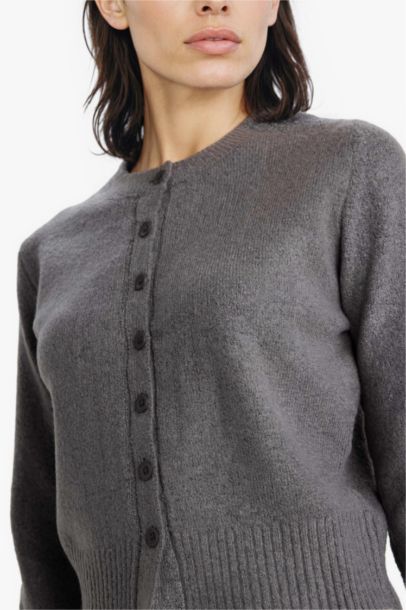 جاكيت تريكو سليم فيت بياخة مستديرة بأزرار