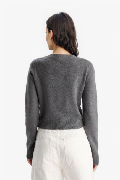 جاكيت تريكو سليم فيت بياخة مستديرة بأزرار