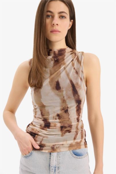 Облегающая блуза без рукавов с круглым вырезом