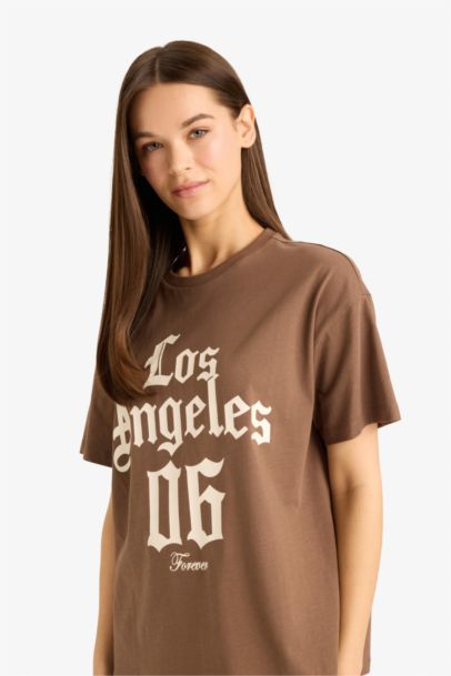 تيشيرت نص كم اوفر سايز بني بطبعة شعار برقبة مستديرة