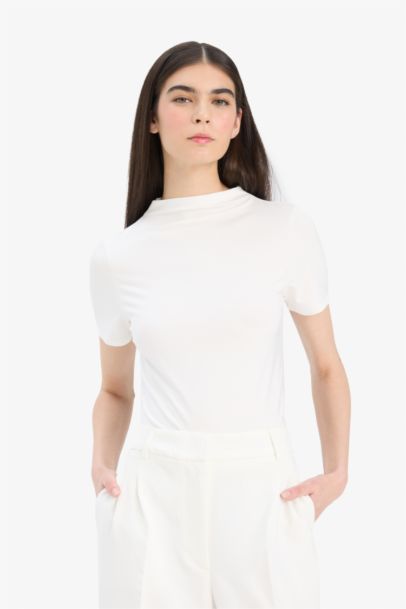 T-shirt slim côtelé à manches courtes et col bateau