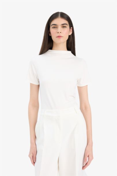 T-shirt slim côtelé à manches courtes et col bateau