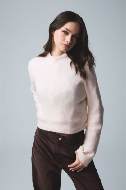 Pull tricot basique sans couture à col rond et coupe régulière