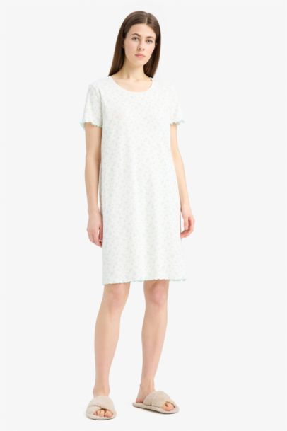 Robe de nuit à col rond et manches courtes de Fall in Love