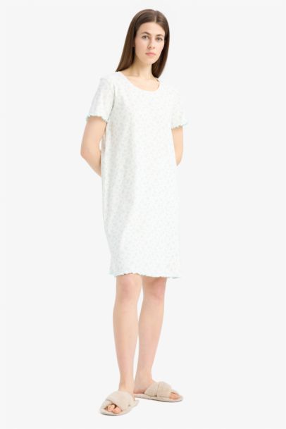 Robe de nuit à col rond et manches courtes de Fall in Love