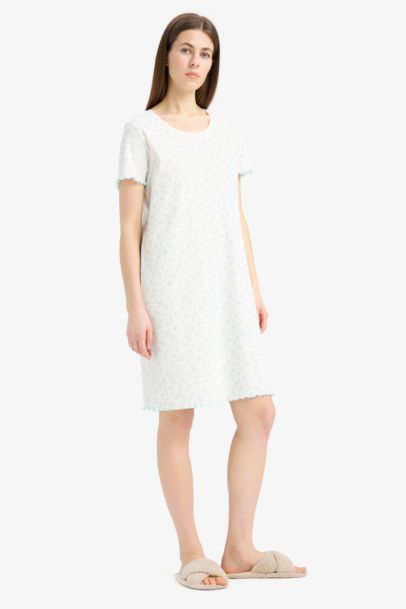 Robe de nuit à col rond et manches courtes de Fall in Love