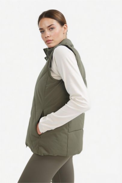 يلك نفخ رياضي سليم فيت بسحاب مقاوم للماء من DeFactoFit