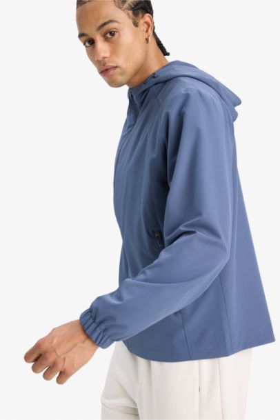 جاكيت مطر قصة عادية بغطاء للرأس مقاوم للماء من DeFactoFit