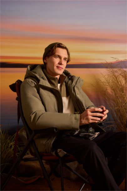 جاكيت وتر بروف قصة عادية بكابيشون و سوستة و جيب داخلي و بطانة قطيفة فرو