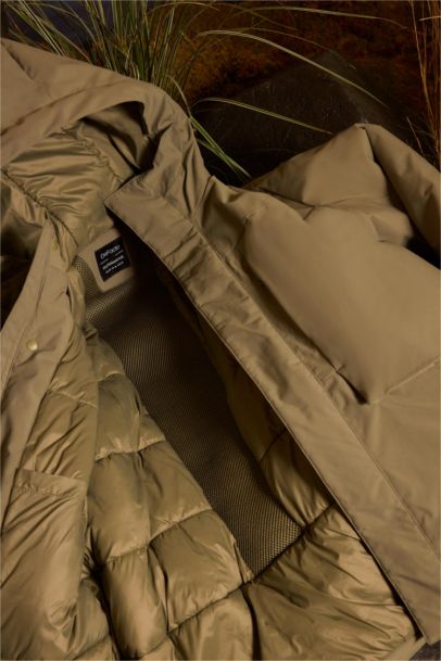 جاكيت وتر بروف قصة عادية بكابيشون و سوستة و جيب داخلي و بطانة قطيفة فرو