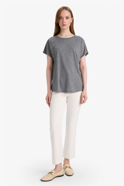 تيشيرت نص كم قصة عادية بفراشة مرصعة بالستراس برقبة مستديرة