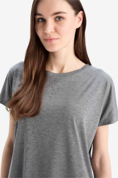 تيشيرت نص كم عادي برقبة مستديرة