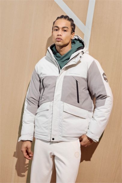 Regular Fit Hooded Windproof Waterproof Jacket