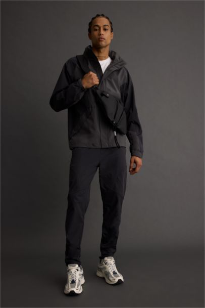 جاكيت مطر قصة عادية ببطانة مقاوم للماء من DeFactoFit