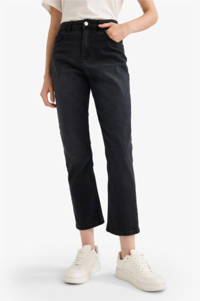 بنطرون جينز قصة مستقيمة وخصر عالي