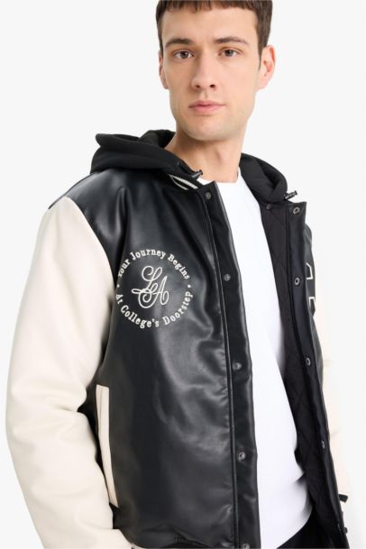 Su İtici Regular Fit Kolej Yaka Kapüşonlu İç Cepli Nakışlı Cepli Suni Deri Bomber Ceket Mont