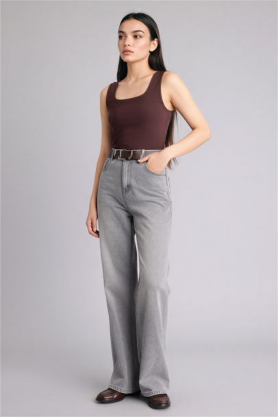 تانك توب بيزك سادة سليم فيت بياقة مربعة