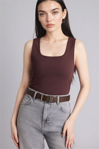 تانك توب بيزك سادة سليم فيت بياقة مربعة