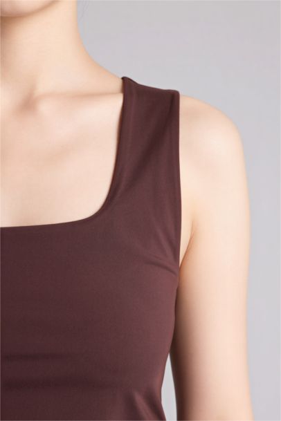 تانك توب بيزك سادة سليم فيت بياقة مربعة