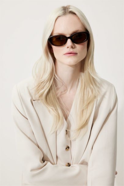 Woman Round Sunglasses