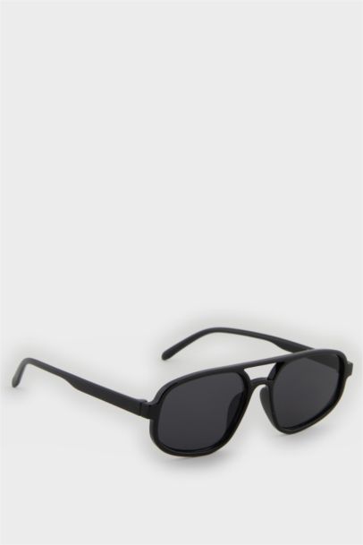 Woman Round Sunglasses