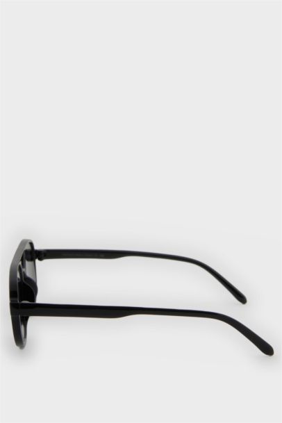 Woman Round Sunglasses