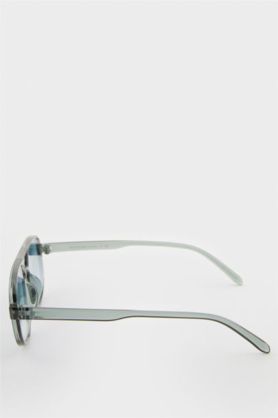 Woman Round Sunglasses