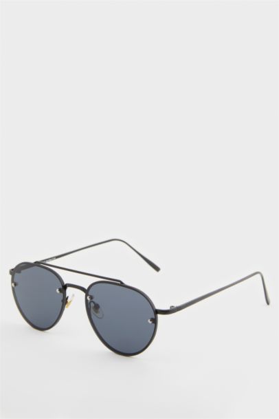 Woman Round Sunglasses