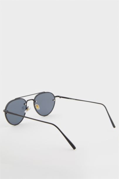 Woman Round Sunglasses