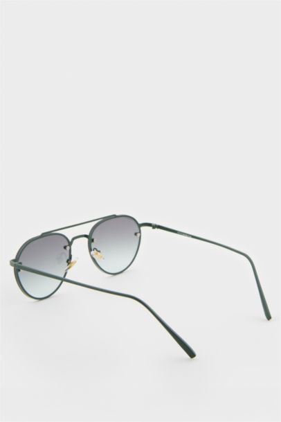 Woman Round Sunglasses