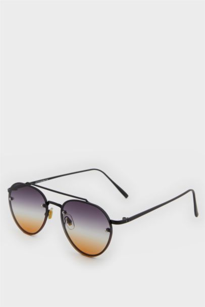 Woman Round Sunglasses