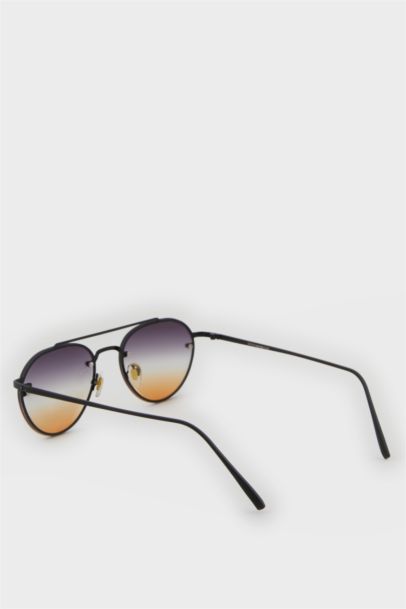 Woman Round Sunglasses