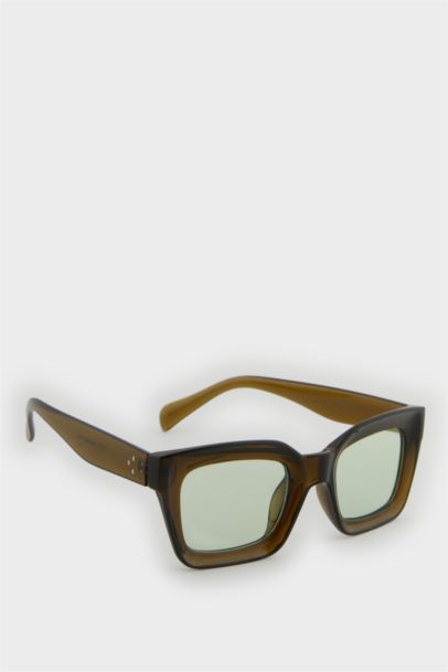 Woman Round Sunglasses