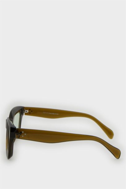 Woman Round Sunglasses
