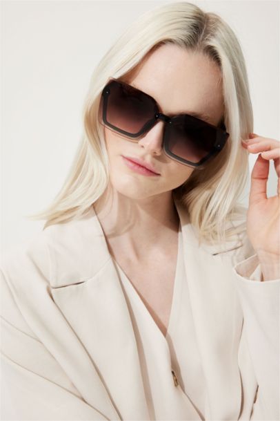 Woman Round Sunglasses